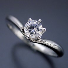 画像4: 6本爪Vラインデザインの婚約指輪 (4)
