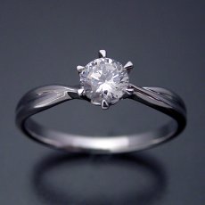画像5: シンプルにデザインされている婚約指輪 (5)