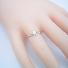 画像6: 流れるデザインの6本爪タイプの婚約指輪 (6)
