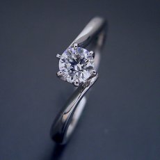 画像2: 流れるデザインの6本爪タイプの婚約指輪 (2)