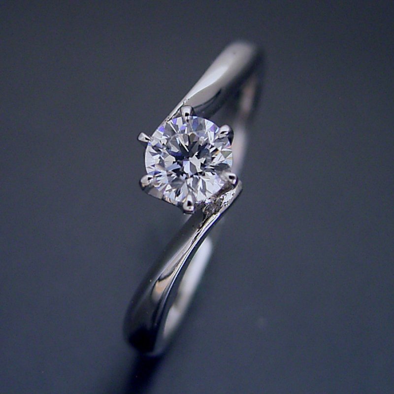 画像1: 0.5カラット版：流れるデザインの6本爪タイプの婚約指輪 (1)