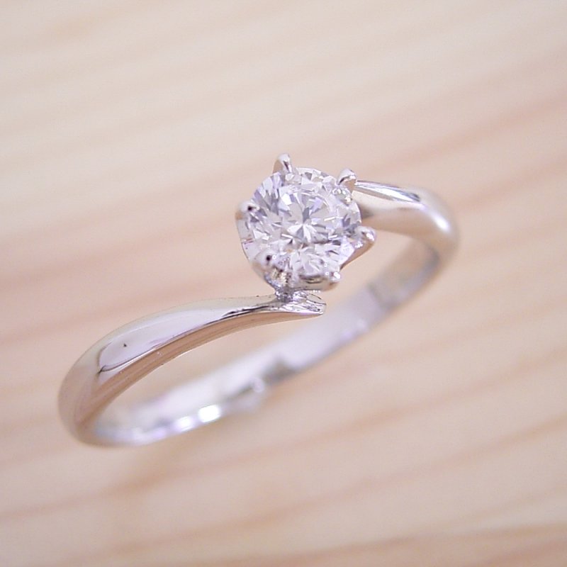 画像5: 0.5カラット版：流れるデザインの6本爪タイプの婚約指輪 (5)