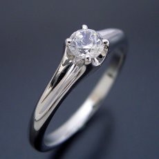 画像3: 隠れた4本爪デザインの婚約指輪 (3)