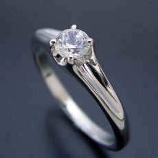 画像1: 隠れた4本爪デザインの婚約指輪 (1)