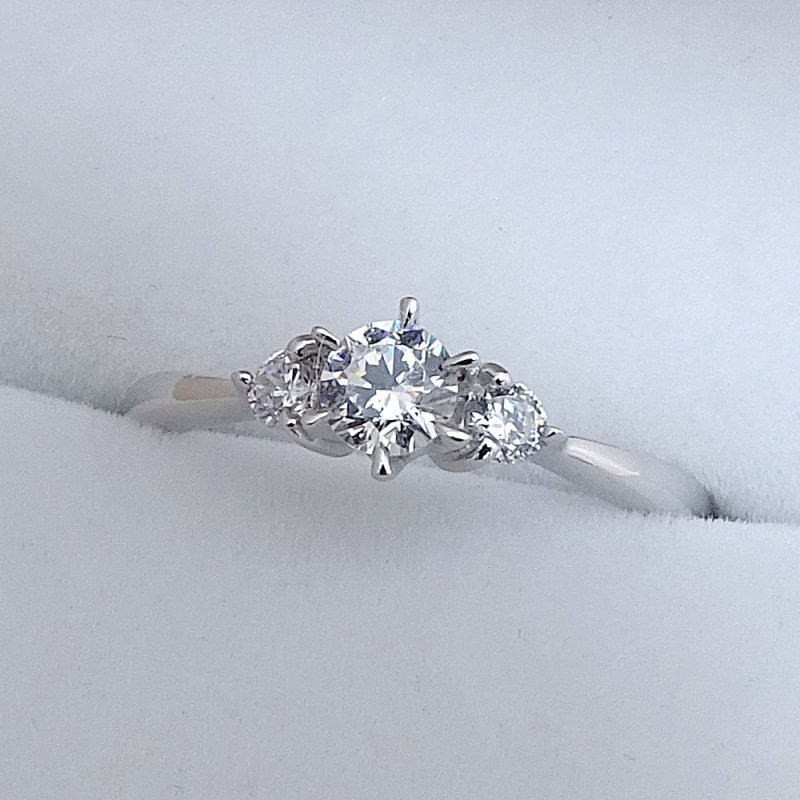 画像3: 0.5カラット版：ティファニーセッティングの6本爪サイドメレスリーストーンタイプの婚約指輪 (3)