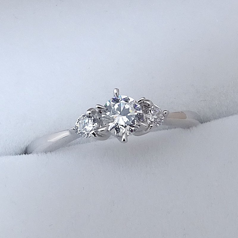 画像4: 0.5カラット版：ティファニーセッティングの6本爪サイドメレスリーストーンタイプの婚約指輪 (4)