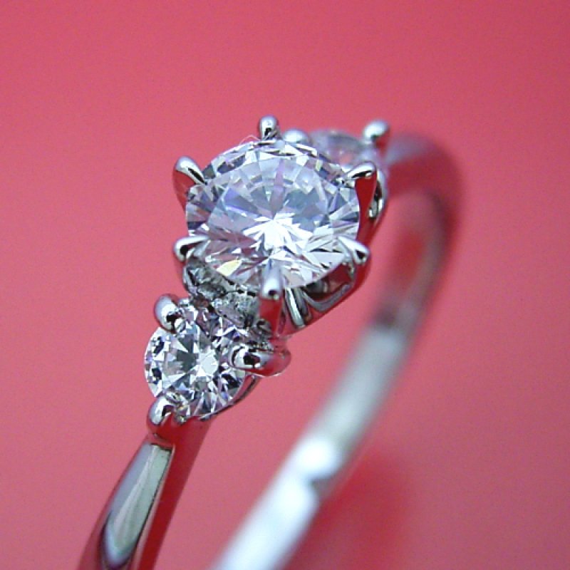 画像2: 0.5カラット版：ティファニーセッティングの6本爪サイドメレスリーストーンタイプの婚約指輪 (2)