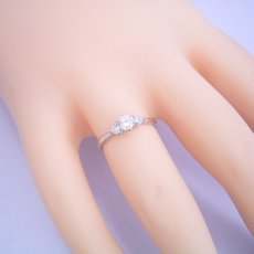 画像8: ティファニーセッティングの6本爪サイドメレスリーストーンタイプの婚約指輪 (8)