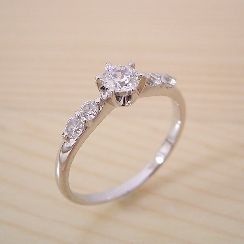 画像5: 0.5カラット版：ティファニーセッティングの6本爪サイド2石のメレデザインの婚約指輪 (5)