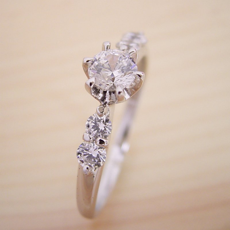 画像1: 0.5カラット版：ティファニーセッティングの6本爪サイド2石のメレデザインの婚約指輪 (1)