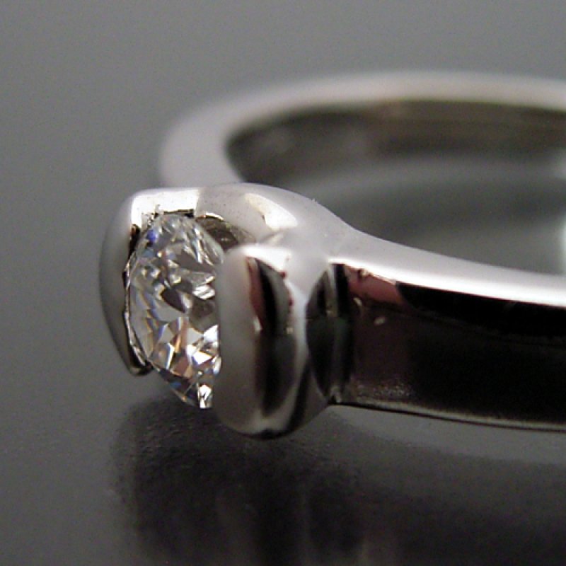 画像4: 0.5カラット版：ごつくてしっかり地金を使った伏せこみタイプの婚約指輪 (4)