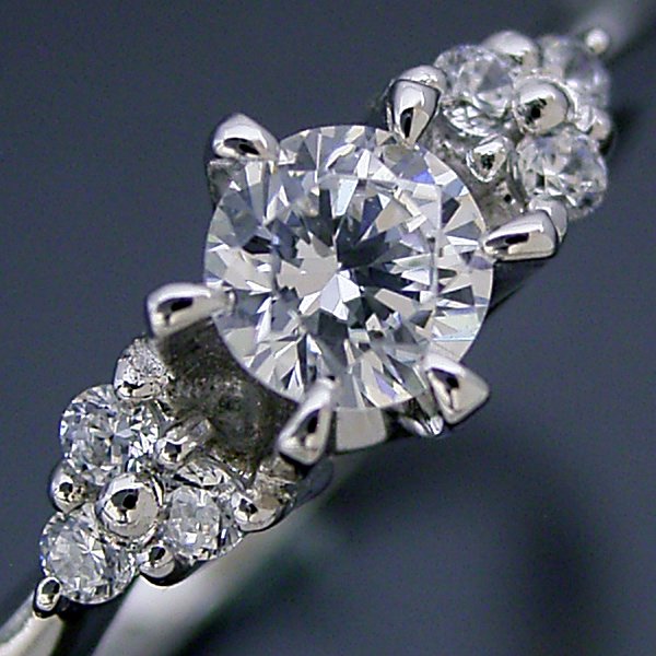ティファニーセッティングの6本爪でサイドメレダイヤが豪華な婚約指輪