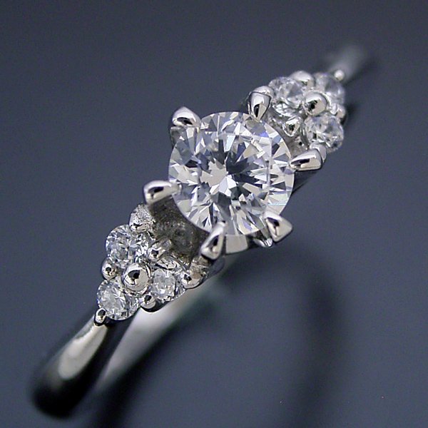 ティファニーセッティングの6本爪でサイドメレダイヤが豪華な婚約指輪 ...