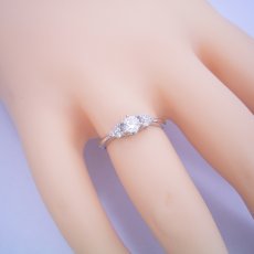 画像5: ティファニーセッティングの6本爪でサイドメレダイヤが豪華な婚約指輪 (5)