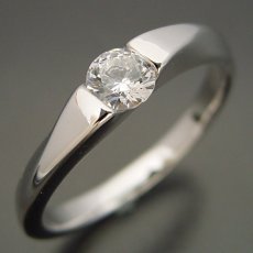 画像2: もの凄くスタイリッシュなデザインの婚約指輪 (2)