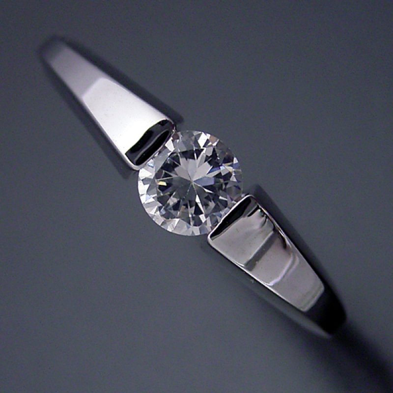 画像3: 0.5カラット版：スッキリとスタイリッシュな婚約指輪 (3)