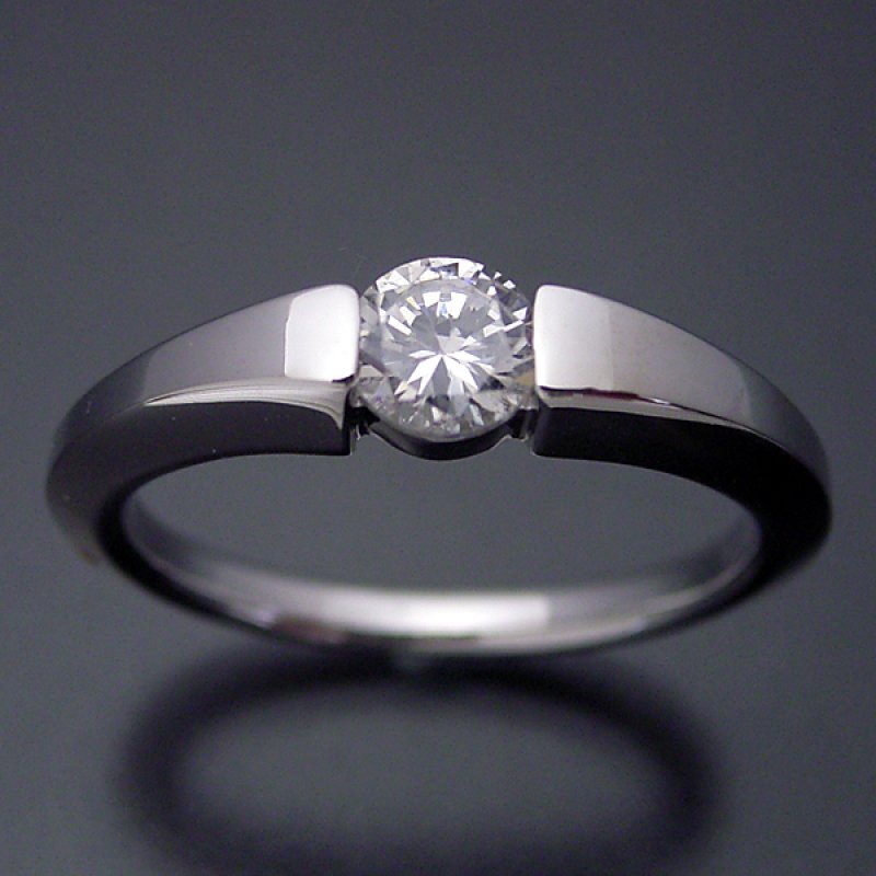 画像4: 0.5カラット版：スッキリとスタイリッシュな婚約指輪 (4)
