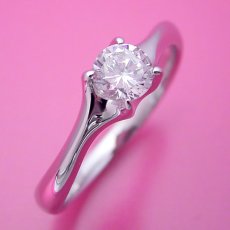 画像2: 爪がしっかりとダイヤモンドを掴む婚約指輪 (2)