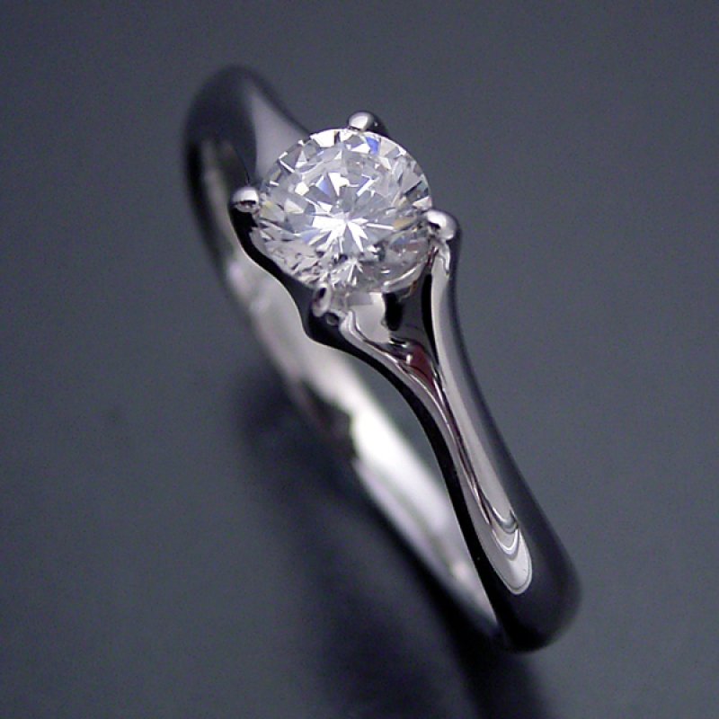 画像1: 0.5カラット版：爪がしっかりとダイヤモンドを掴む婚約指輪 (1)