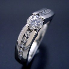画像1: 緻密な計算で作られた婚約指輪 (1)