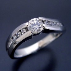画像3: 緻密な計算で作られた婚約指輪 (3)