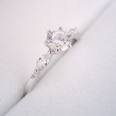 画像1: 左右のダイヤモンドの形が違う、ちょっと珍しい婚約指輪 (1)