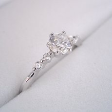画像3: 左右のダイヤモンドの形が違う、ちょっと珍しい婚約指輪 (3)