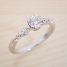 画像2: 左右のダイヤモンドの形が違う、ちょっと珍しい婚約指輪 (2)