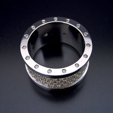 画像4: めちゃくちゃ凄い「ダイヤモンドの石畳」でダイヤモンドが煌めく婚約指輪 (4)