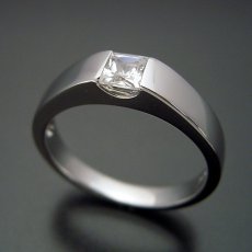 画像1: プリンセスカットダイヤモンドを使ったシンプルでスッキリとした婚約指輪 (1)