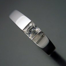 画像3: プリンセスカットダイヤモンドを使ったシンプルでスッキリとした婚約指輪 (3)