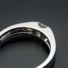 画像4: プリンセスカットダイヤモンドを使ったシンプルでスッキリとした婚約指輪 (4)