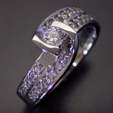 画像1: 綺麗なひねり方の婚約指輪 (1)
