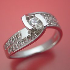 画像2: 綺麗なひねり方の婚約指輪 (2)
