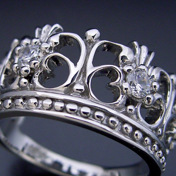 豪華な王冠(クラウン)デザインの婚約指輪 - 婚約指輪(エンゲージリング ...