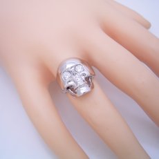 画像5: スカルをモチーフとした少し小さくて可愛い婚約指輪 (5)