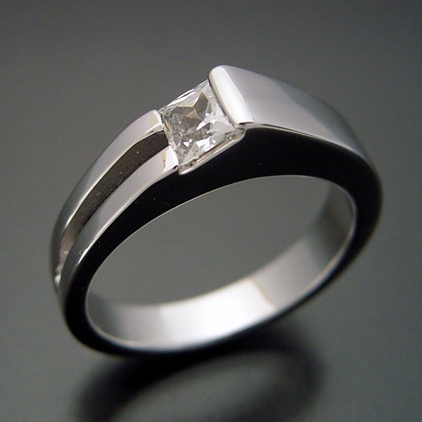 プリンセスカットダイヤモンドならではのデザインの婚約指輪 婚約指輪 エンゲージリング 婚約指輪 エンゲージリング の販売 ブリリアントジュエリー