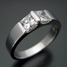 画像2: プリンセスカットダイヤモンドをスタイリッシュに使った婚約指輪 (2)