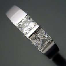 画像3: プリンセスカットダイヤモンドをスタイリッシュに使った婚約指輪 (3)