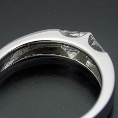 画像4: プリンセスカットダイヤモンドをスタイリッシュに使った婚約指輪 (4)
