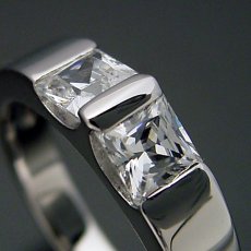 画像1: プリンセスカットダイヤモンドをスタイリッシュに使った婚約指輪 (1)