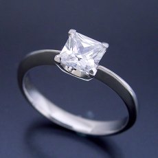 画像1: プリンセスカットのダイヤモンドを使ったシンプルデザインの婚約指輪 (1)