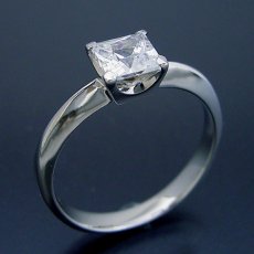 画像2: プリンセスカットのダイヤモンドを使ったシンプルデザインの婚約指輪 (2)