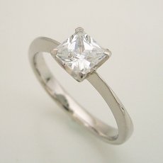 画像3: プリンセスカットのダイヤモンドを使ったシンプルデザインの婚約指輪 (3)