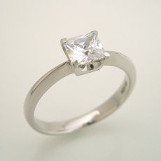画像4: プリンセスカットのダイヤモンドを使ったシンプルデザインの婚約指輪 (4)