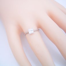 画像5: プリンセスカットのダイヤモンドを使ったシンプルデザインの婚約指輪 (5)