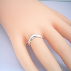 画像2: 指が長く見える、滑らかくV字ラインを描く結婚指輪 (2)