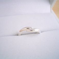 画像1: 指をしっかり抱きしめているモチーフの結婚指輪 (1)