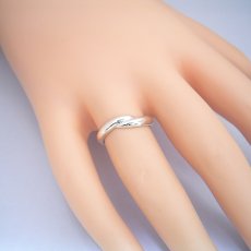 画像2: 指をしっかり抱きしめているモチーフの結婚指輪 (2)
