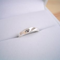 画像1: 地金にひねりを加えた塊感のある結婚指輪 (1)